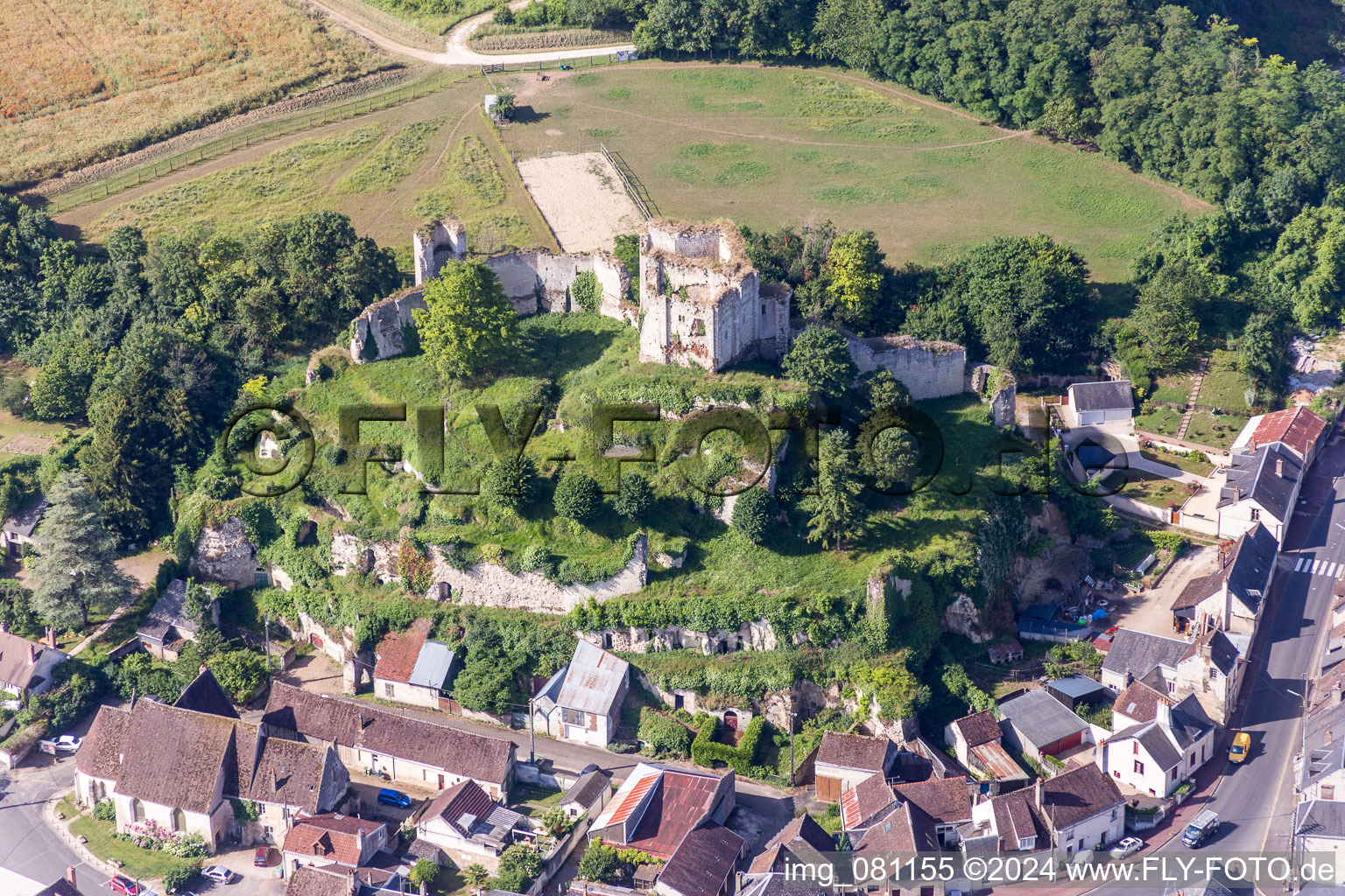 Vue aérienne de Ruines et vestiges de murs de l'ancien ensemble châteaux de Montoire sur le Loir à Montoire-sur-le-Loir dans le département Loir et Cher, France