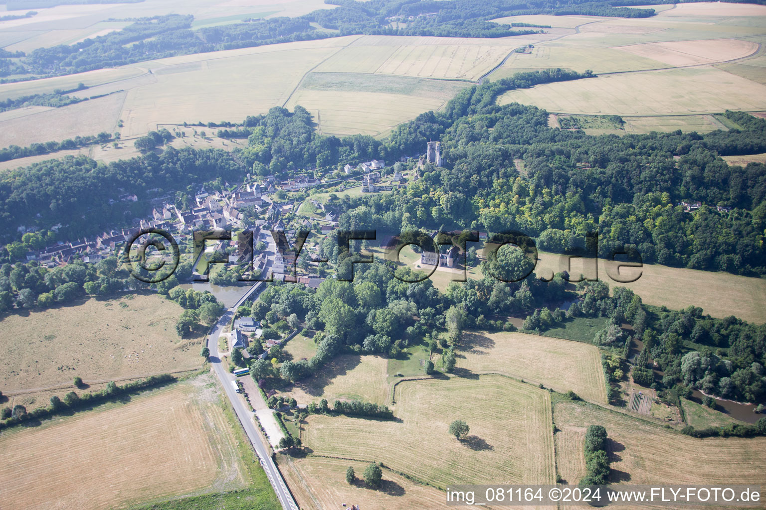 Vue aérienne de Lavardin dans le département Loir et Cher, France