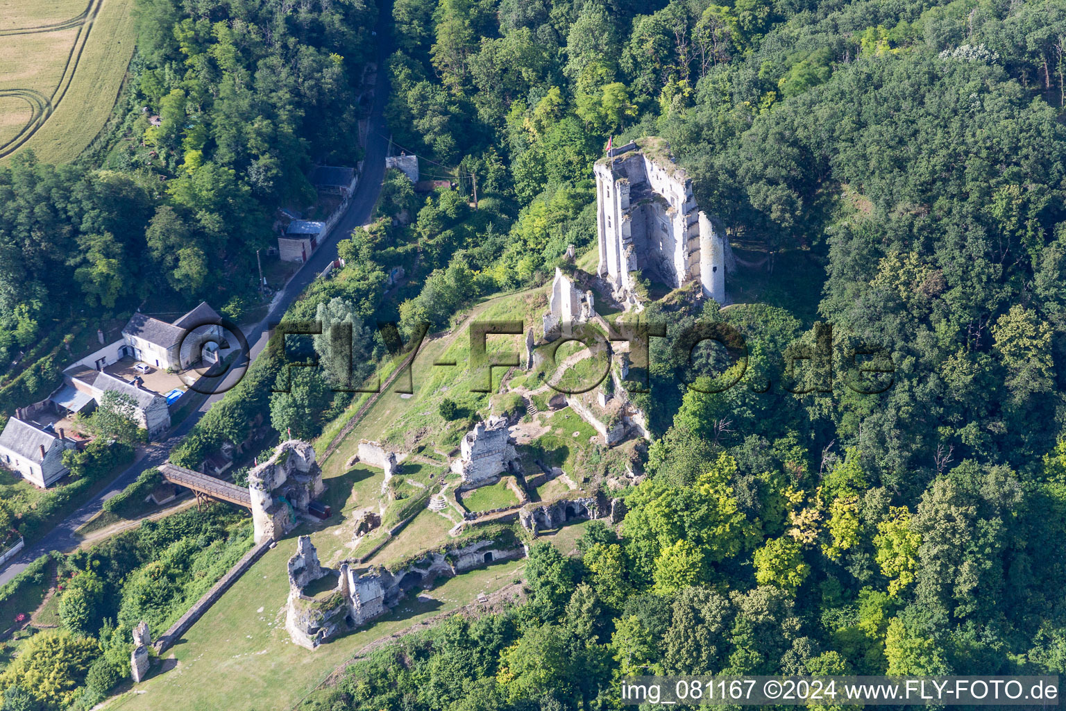 Vue aérienne de Ensemble châteaux du Château de Lavardin à Lavardin dans le département Loir et Cher, France