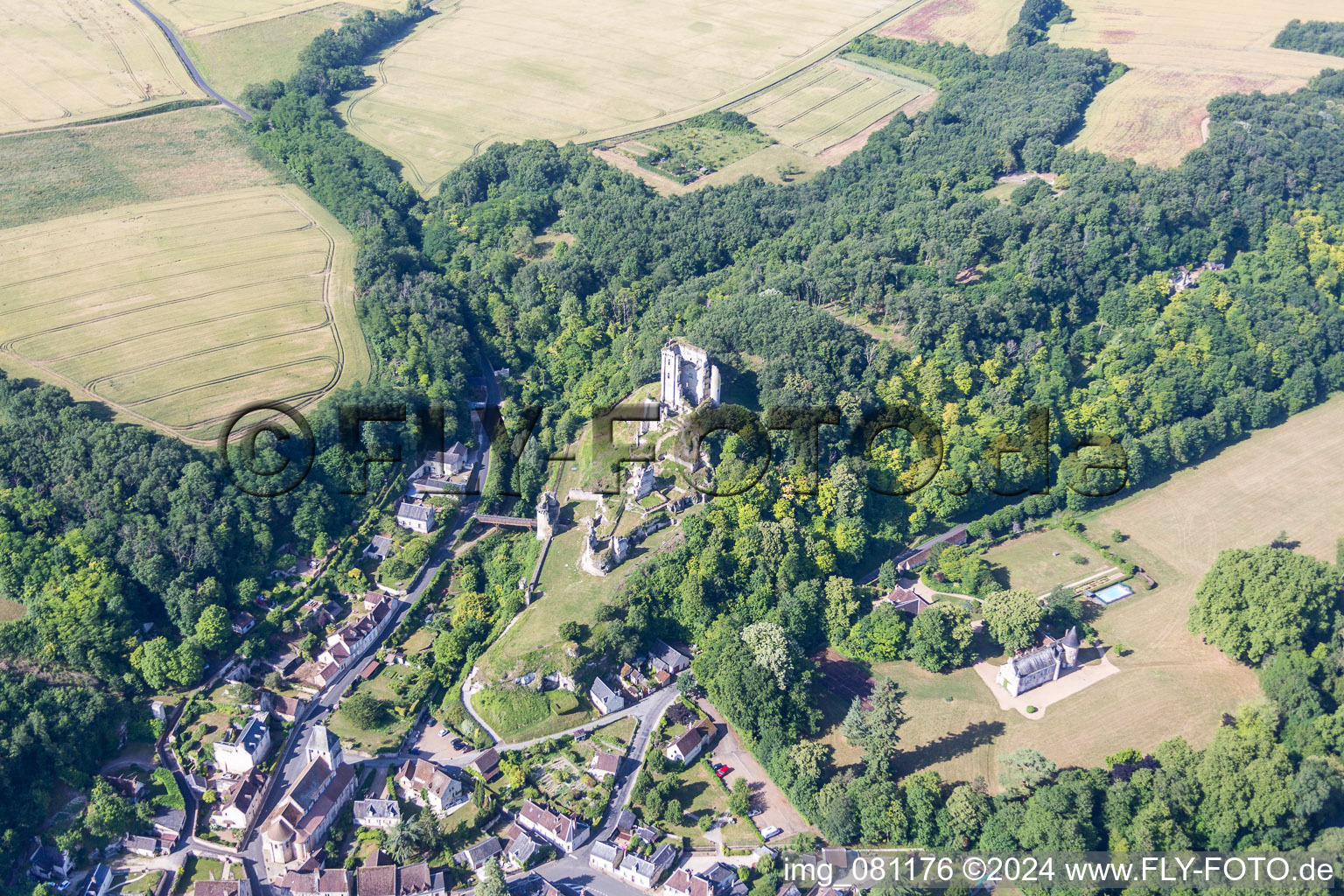 Vue aérienne de Ensemble châteaux du Château de Lavardin à Lavardin dans le département Loir et Cher, France