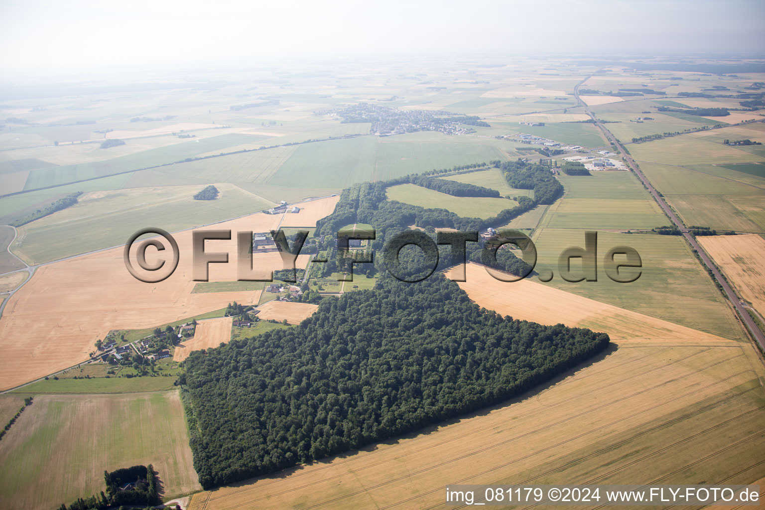 Vue aérienne de Château du Plessis-Fortia sci à Huisseau-en-Beauce dans le département Loir et Cher, France