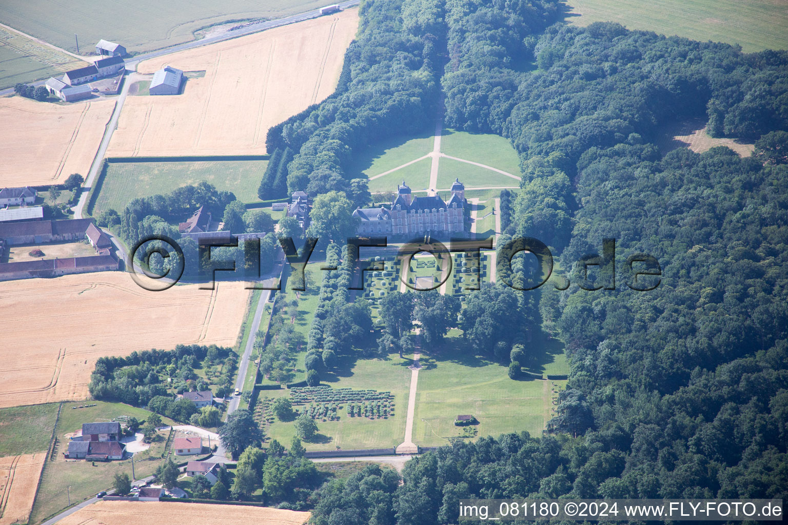 Vue aérienne de Château du Plessis-Fortia sci à Huisseau-en-Beauce dans le département Loir et Cher, France