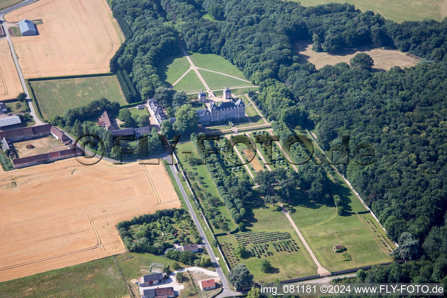 Vue aérienne de Parc du Château de La Basse Cour à Huisseau-en-Beauce dans le département Loir et Cher, France