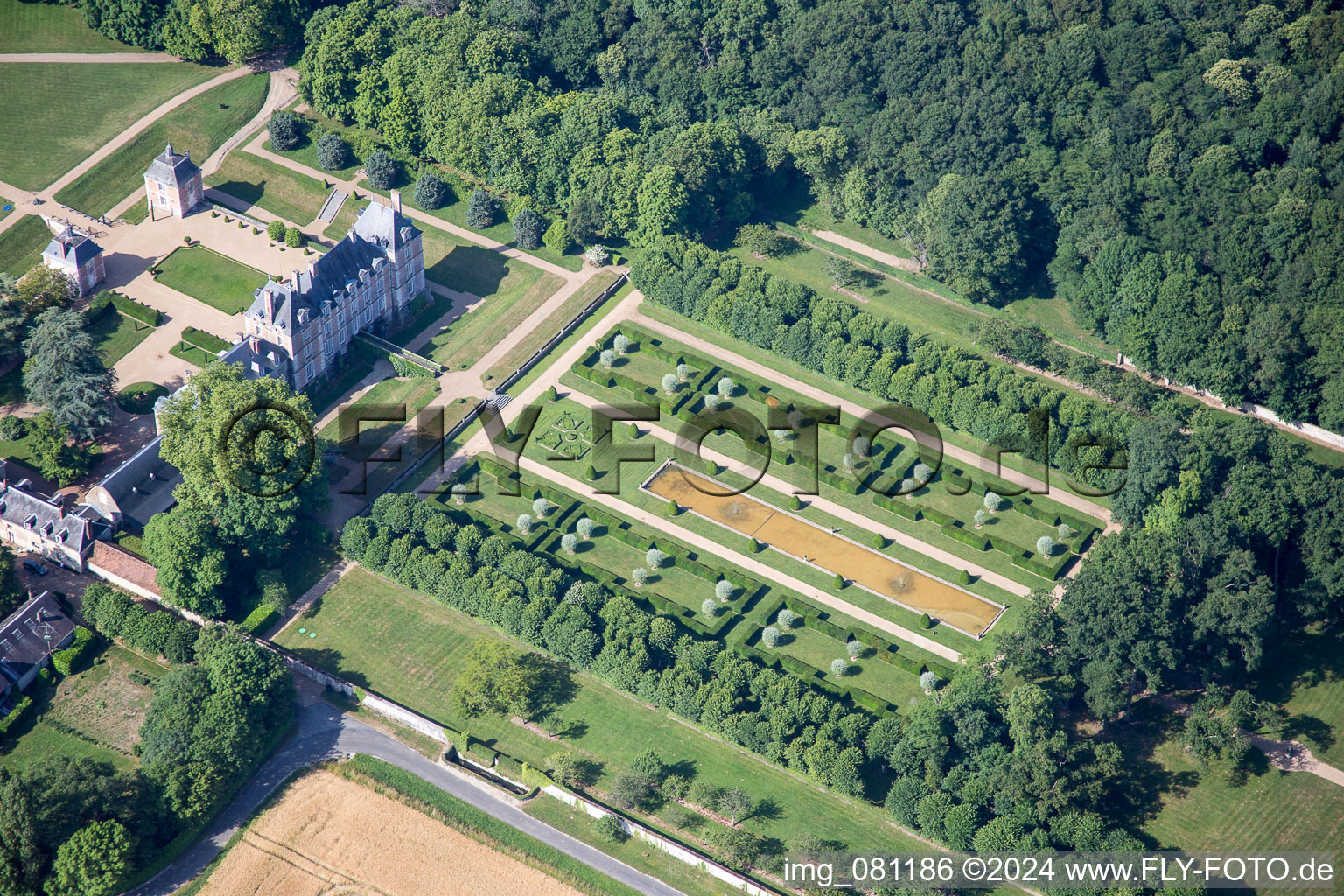 Vue aérienne de Parc du Château de La Basse Cour à Huisseau-en-Beauce dans le département Loir et Cher, France