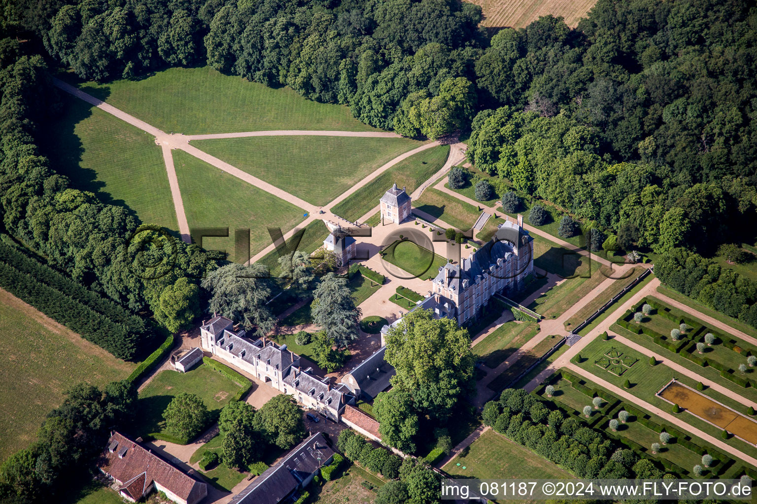 Photographie aérienne de Parc du Château de La Basse Cour à Huisseau-en-Beauce dans le département Loir et Cher, France