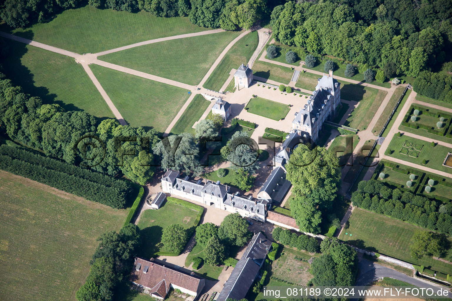 Château du Plessis-Fortia sci à Huisseau-en-Beauce dans le département Loir et Cher, France hors des airs