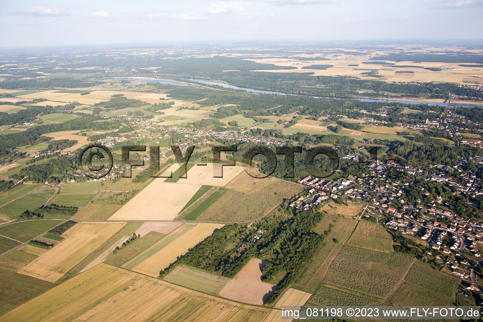 Vue aérienne de Onzain dans le département Loir et Cher, France