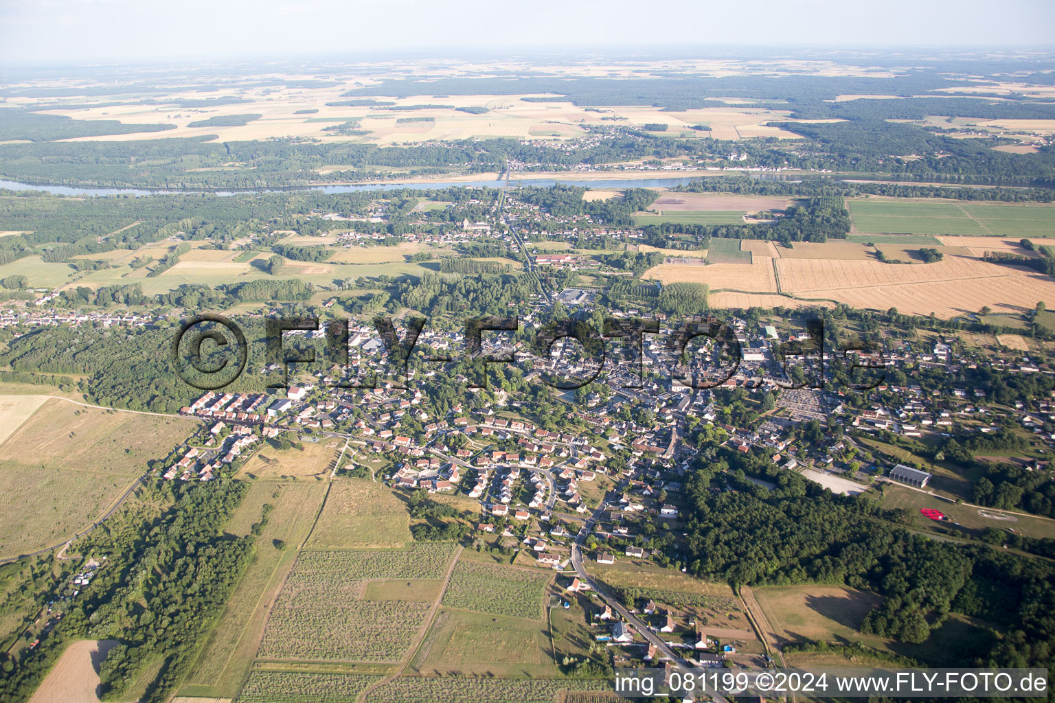 Vue aérienne de Onzain dans le département Loir et Cher, France