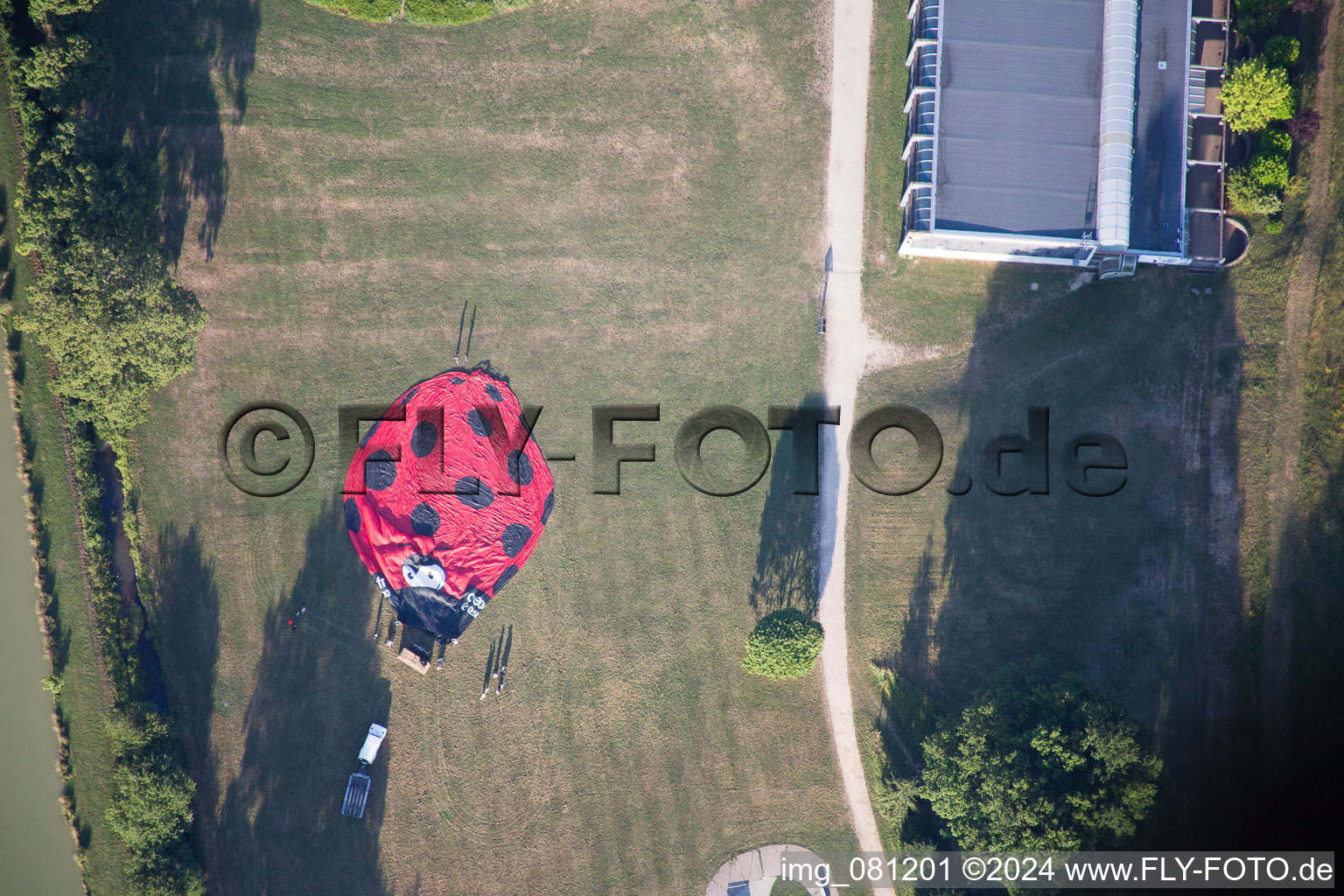 Vue aérienne de Préparation du lancement du ballon à Onzain dans le département Loir et Cher, France