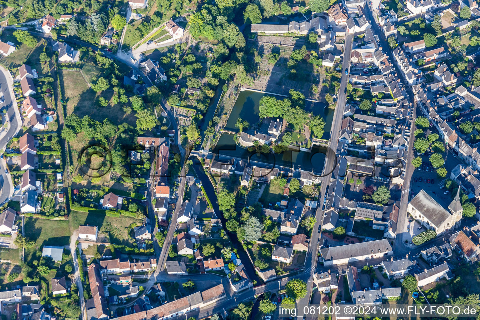 Vue aérienne de Château d'eau Hôtel Les Douves à Onzain dans le département Loir et Cher, France