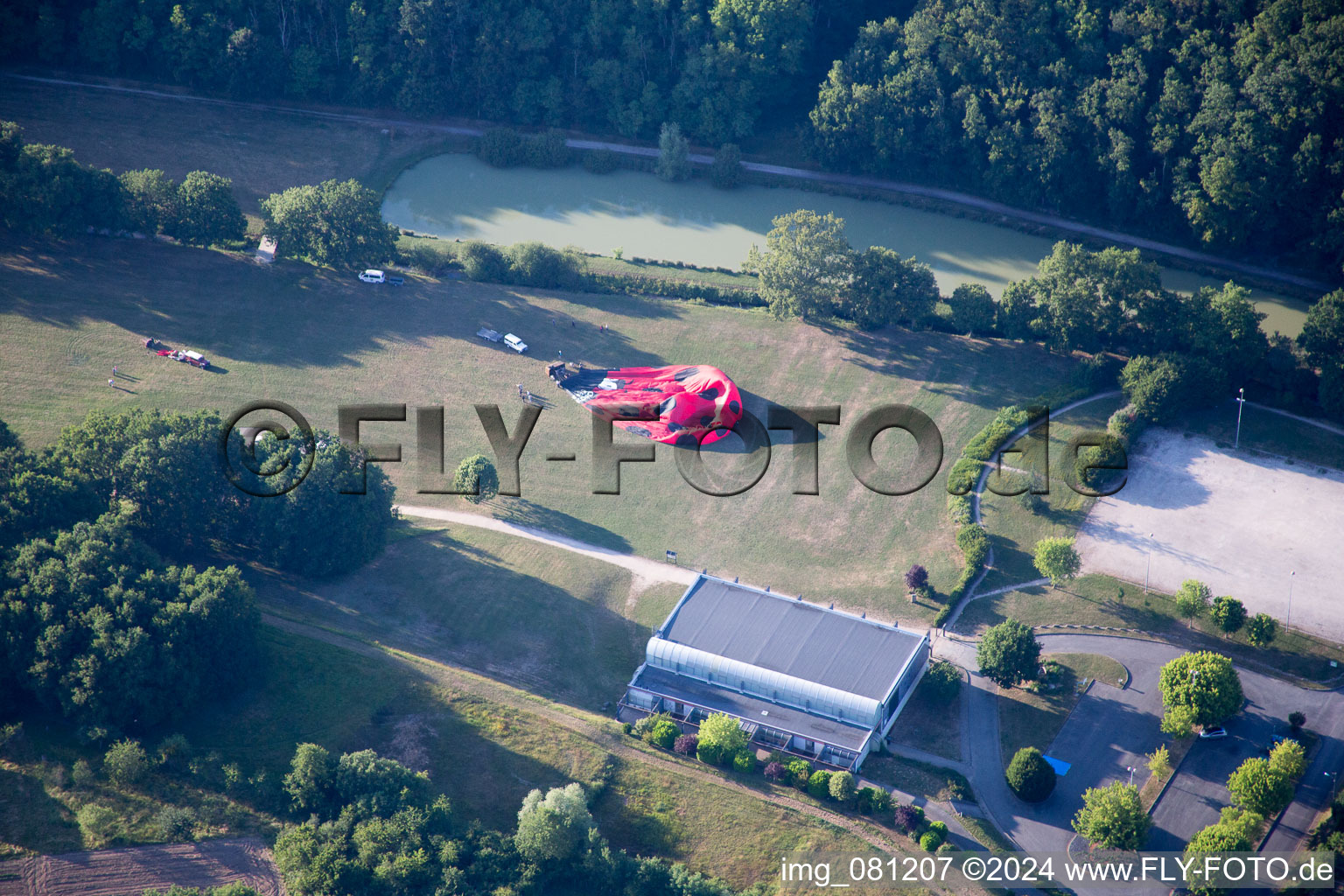 Vue aérienne de Préparation du lancement du ballon à Onzain dans le département Loir et Cher, France