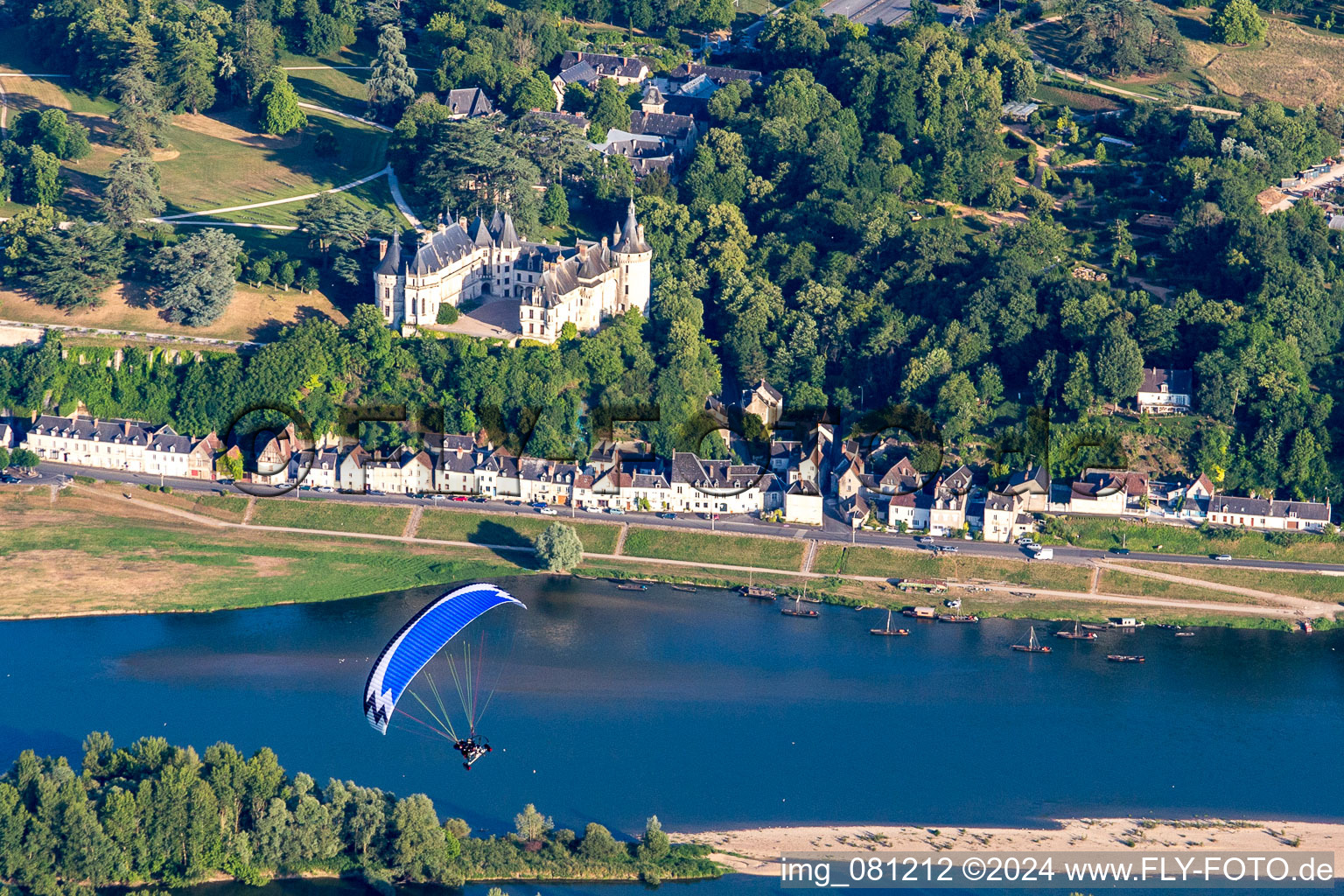 Vue aérienne de Ensemble châteaux du Château de Chaumont - Château de Chaumont sur la Loire. Au premier plan un parapente à Chaumont-sur-Loire dans le département Loir et Cher, France