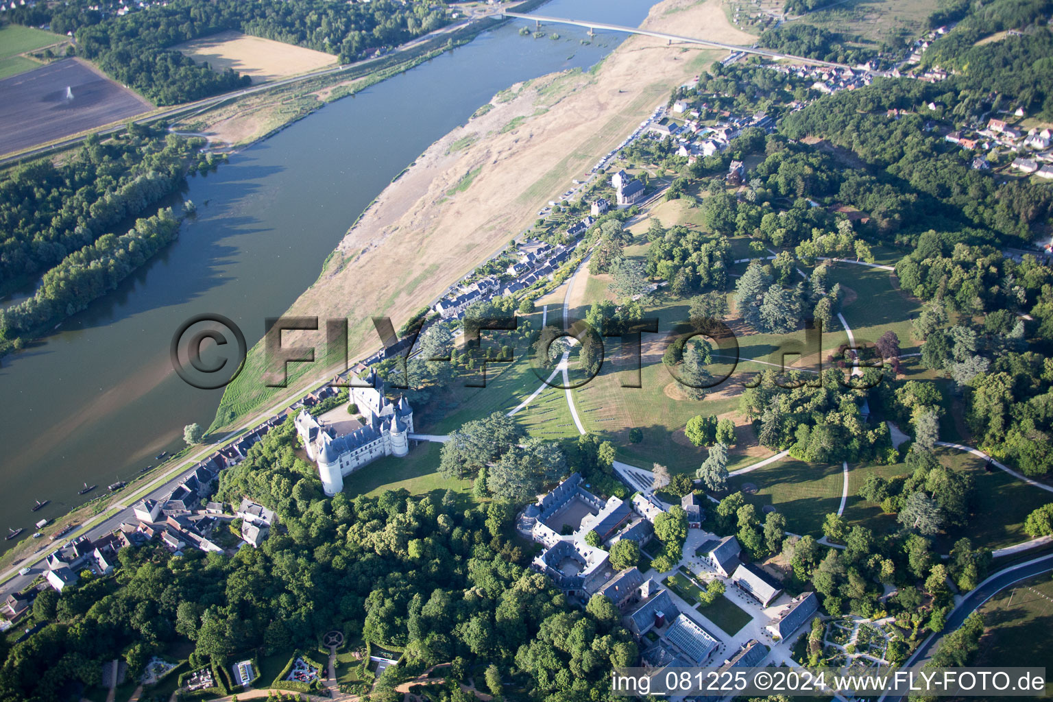 Chaumont-sur-Loire dans le département Loir et Cher, France vu d'un drone