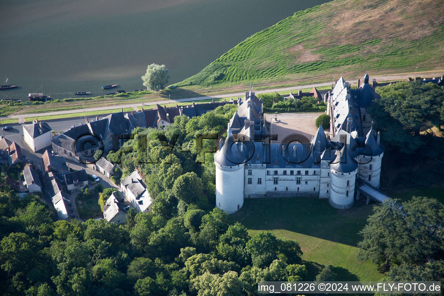 Vue aérienne de Ensemble châteaux du château de Chaumont à Chaumont-sur-Loire dans le département Loir et Cher, France