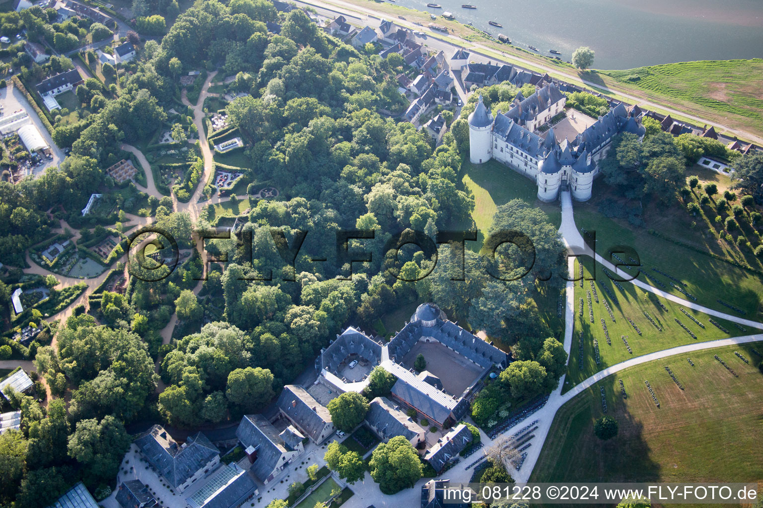 Vue aérienne de Ensemble châteaux du château de Chaumont à Chaumont-sur-Loire dans le département Loir et Cher, France