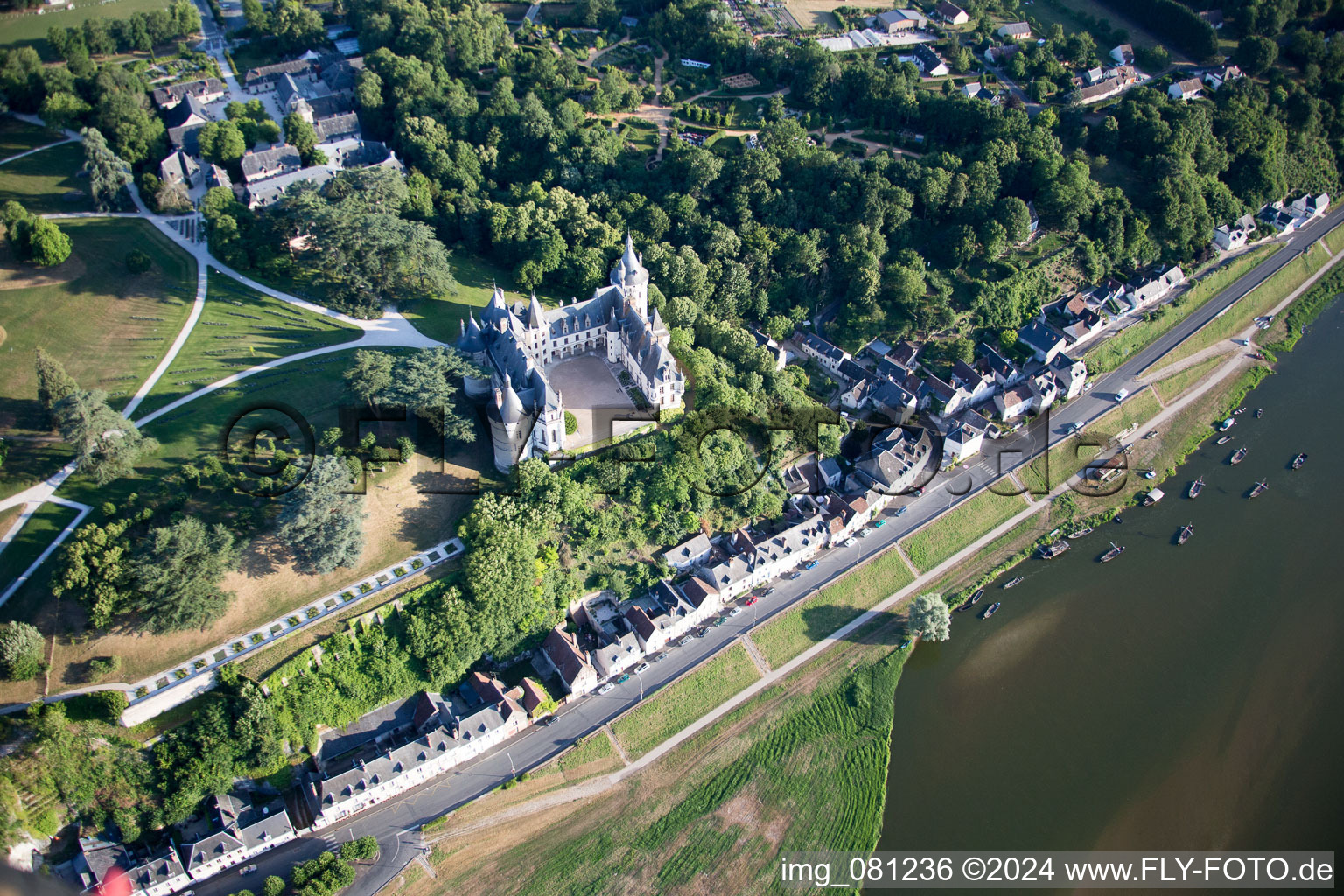 Vue aérienne de Ensemble châteaux du Château de Chaumont - Château de Chaumont sur la Loire à Chaumont-sur-Loire dans le département Loir et Cher, France