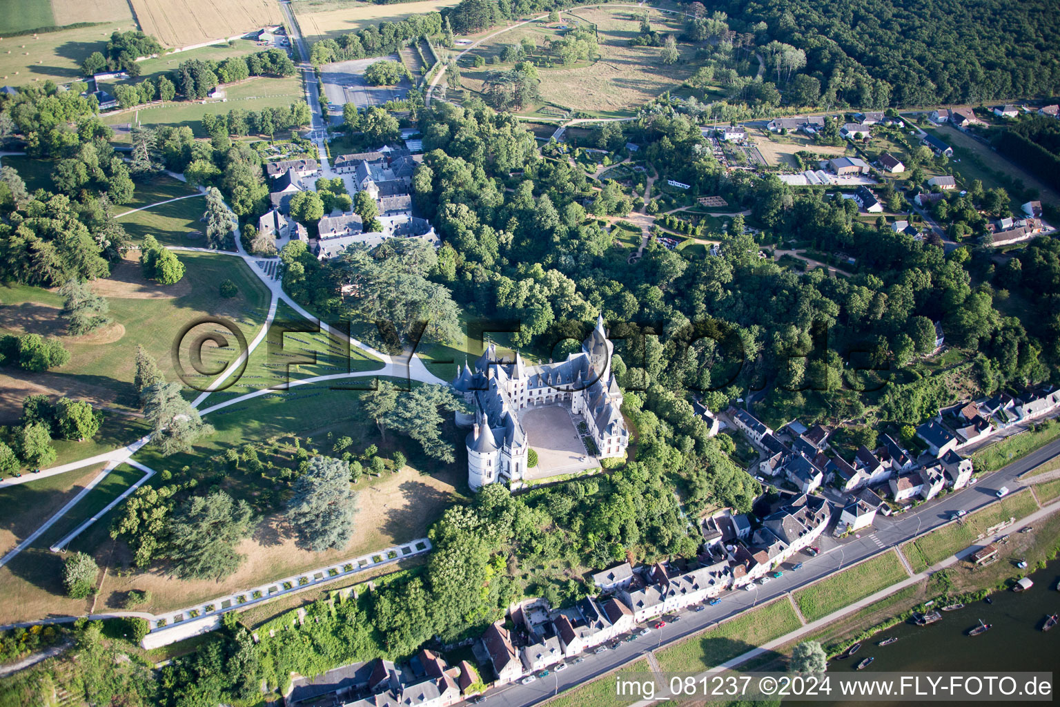 Chaumont-sur-Loire dans le département Loir et Cher, France vue d'en haut