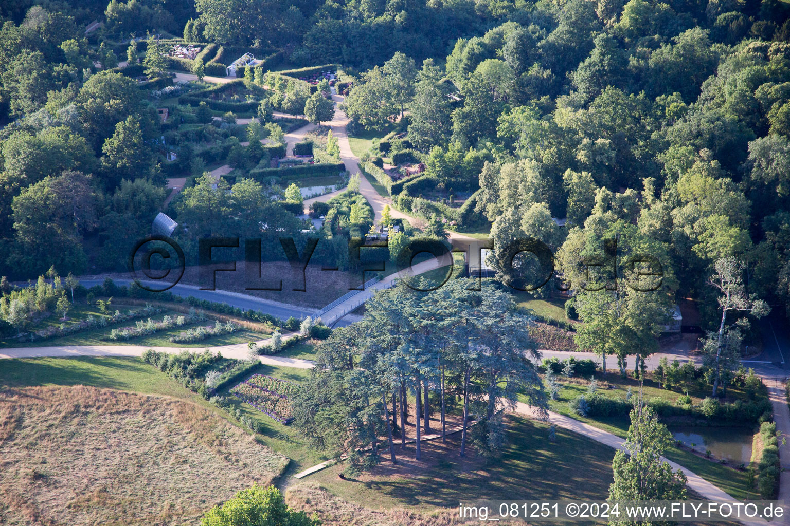 Chaumont-sur-Loire dans le département Loir et Cher, France vu d'un drone