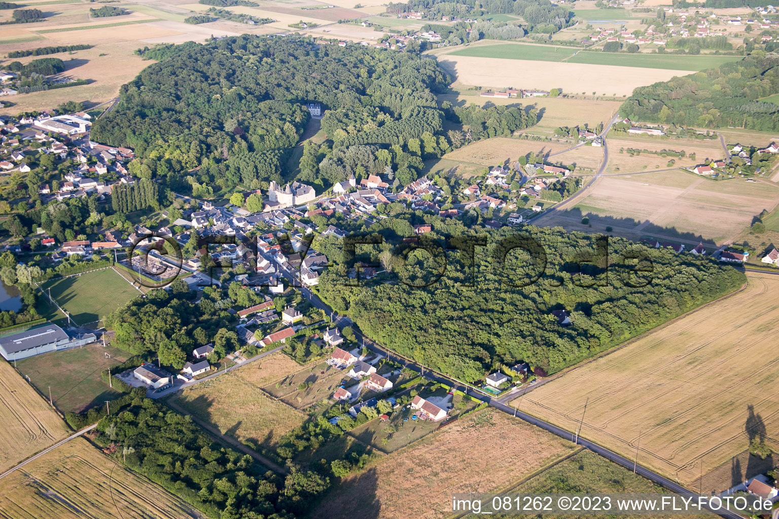 Vue aérienne de Fougères-sur-Bièvre dans le département Loir et Cher, France