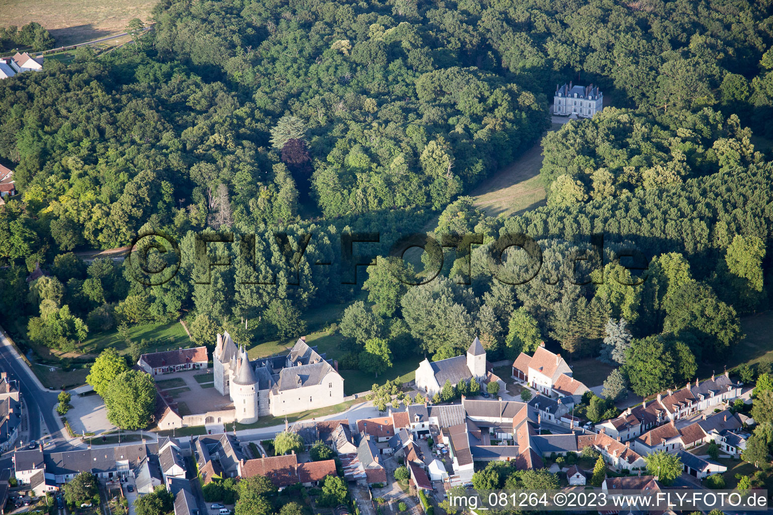 Photographie aérienne de Fougères-sur-Bièvre dans le département Loir et Cher, France