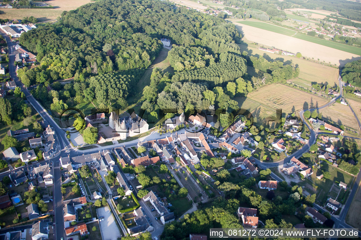 Vue aérienne de Parc du Château de Fougères-sur-Bièvre à Fougères-sur-Bièvre dans le département Loir et Cher, France