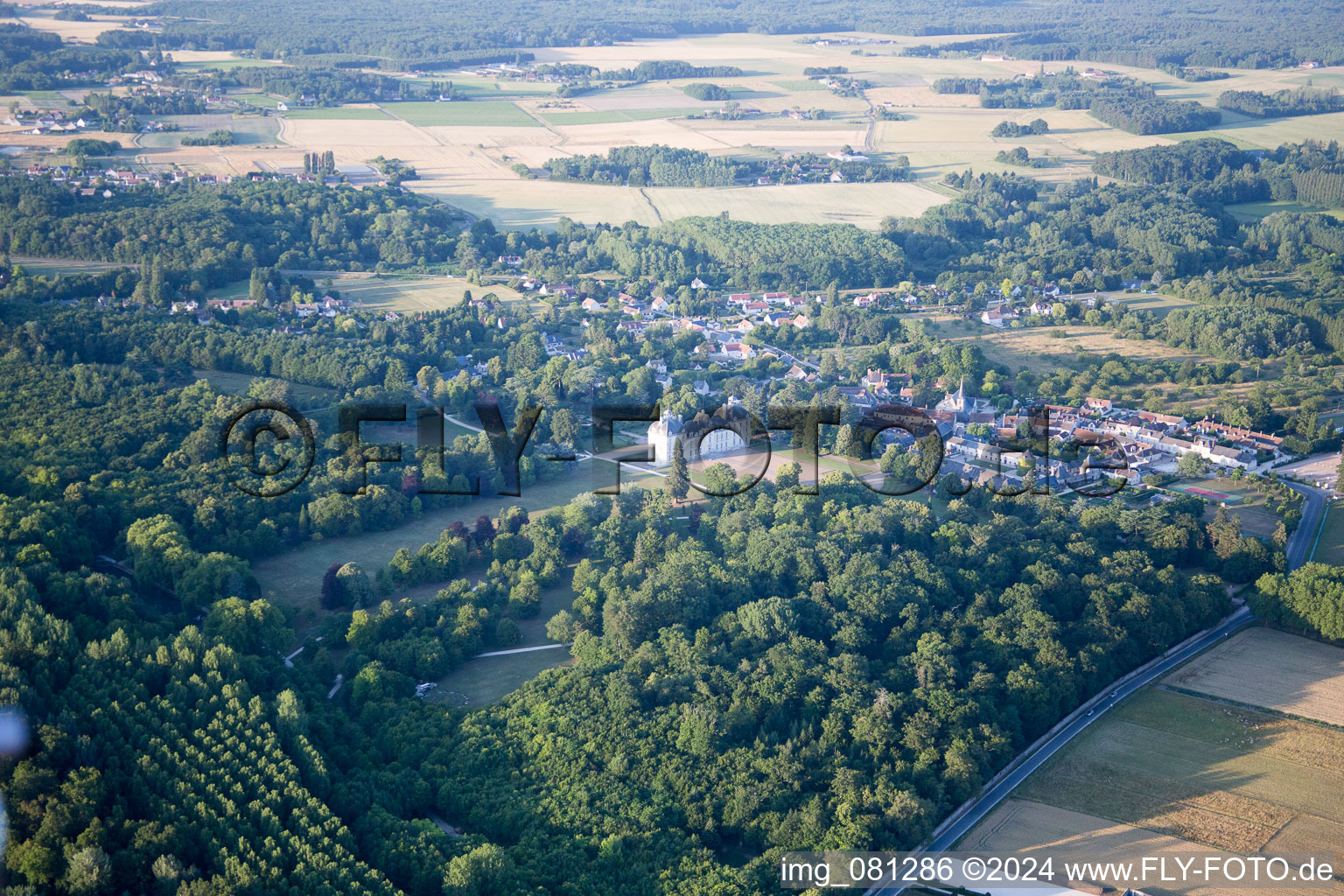 Photographie aérienne de Ensemble châteaux du château Cheverny - Château de Cheverny à Cheverny dans le département Loir et Cher, France