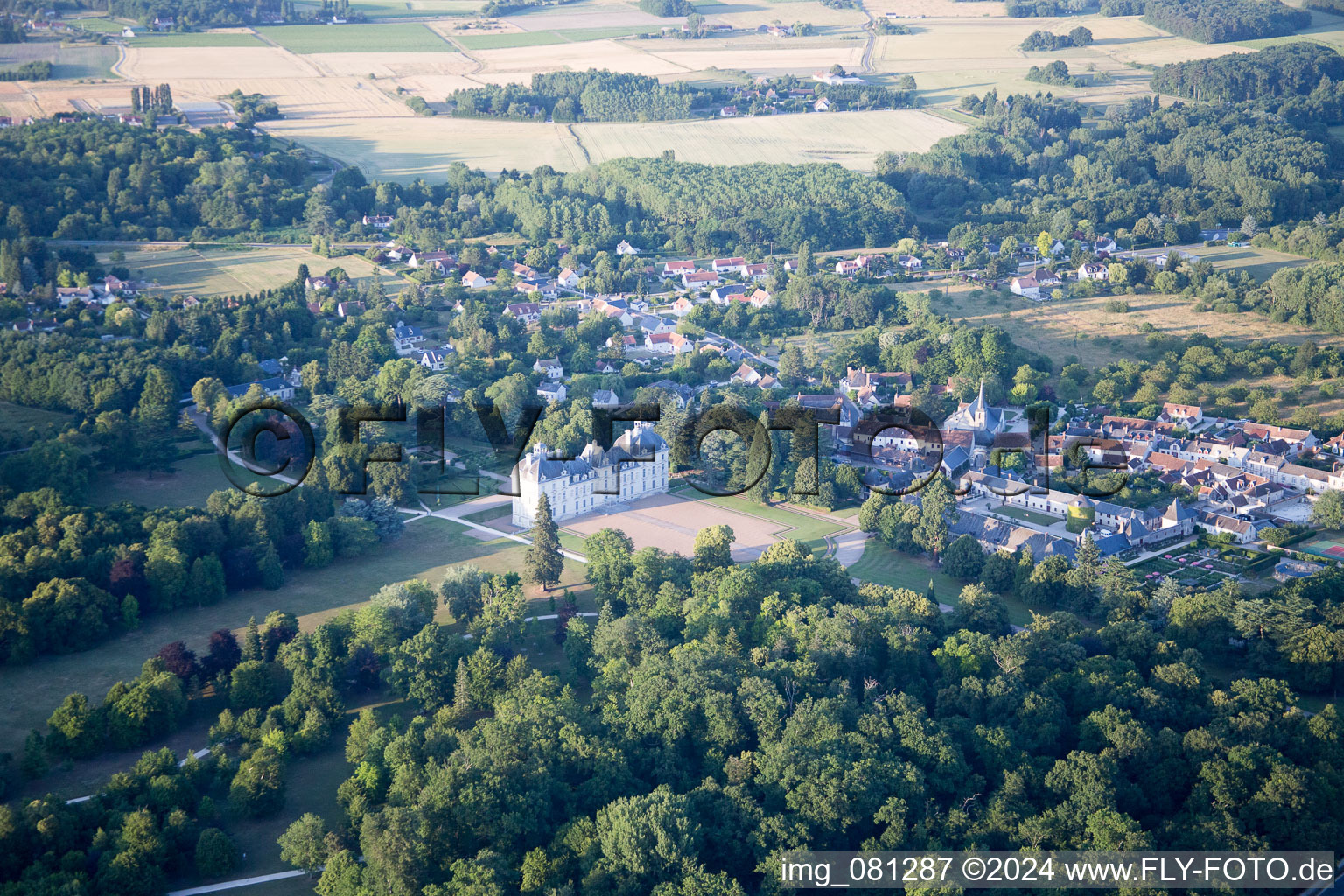 Vue oblique de Ensemble châteaux du château Cheverny - Château de Cheverny à Cheverny dans le département Loir et Cher, France