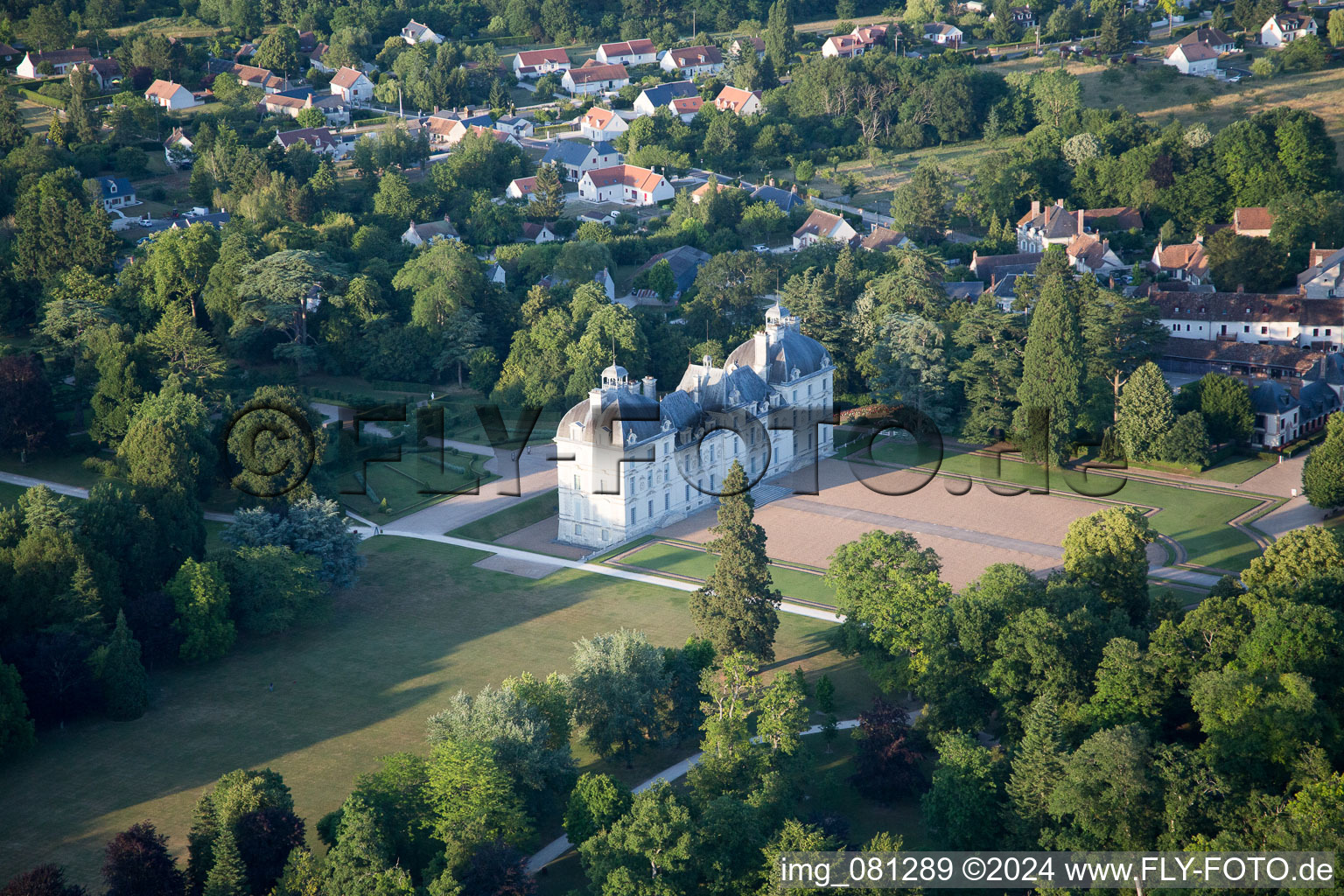 Ensemble châteaux du château Cheverny - Château de Cheverny à Cheverny dans le département Loir et Cher, France d'en haut