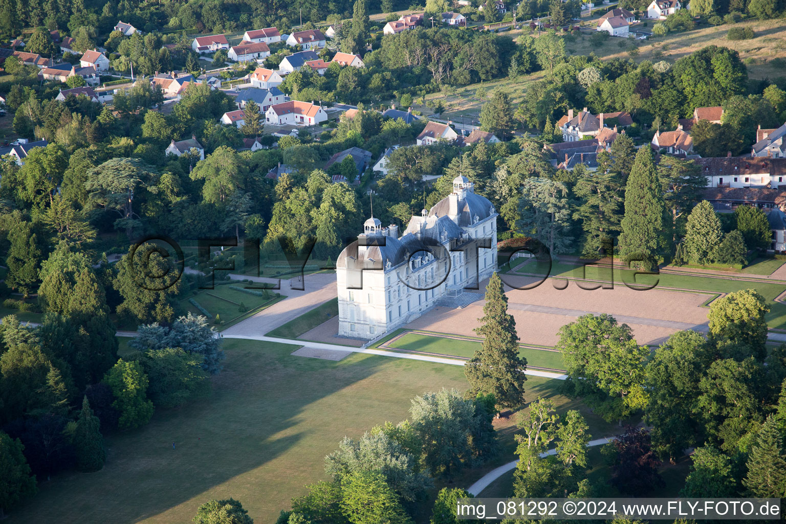 Ensemble châteaux du château Cheverny - Château de Cheverny à Cheverny dans le département Loir et Cher, France hors des airs