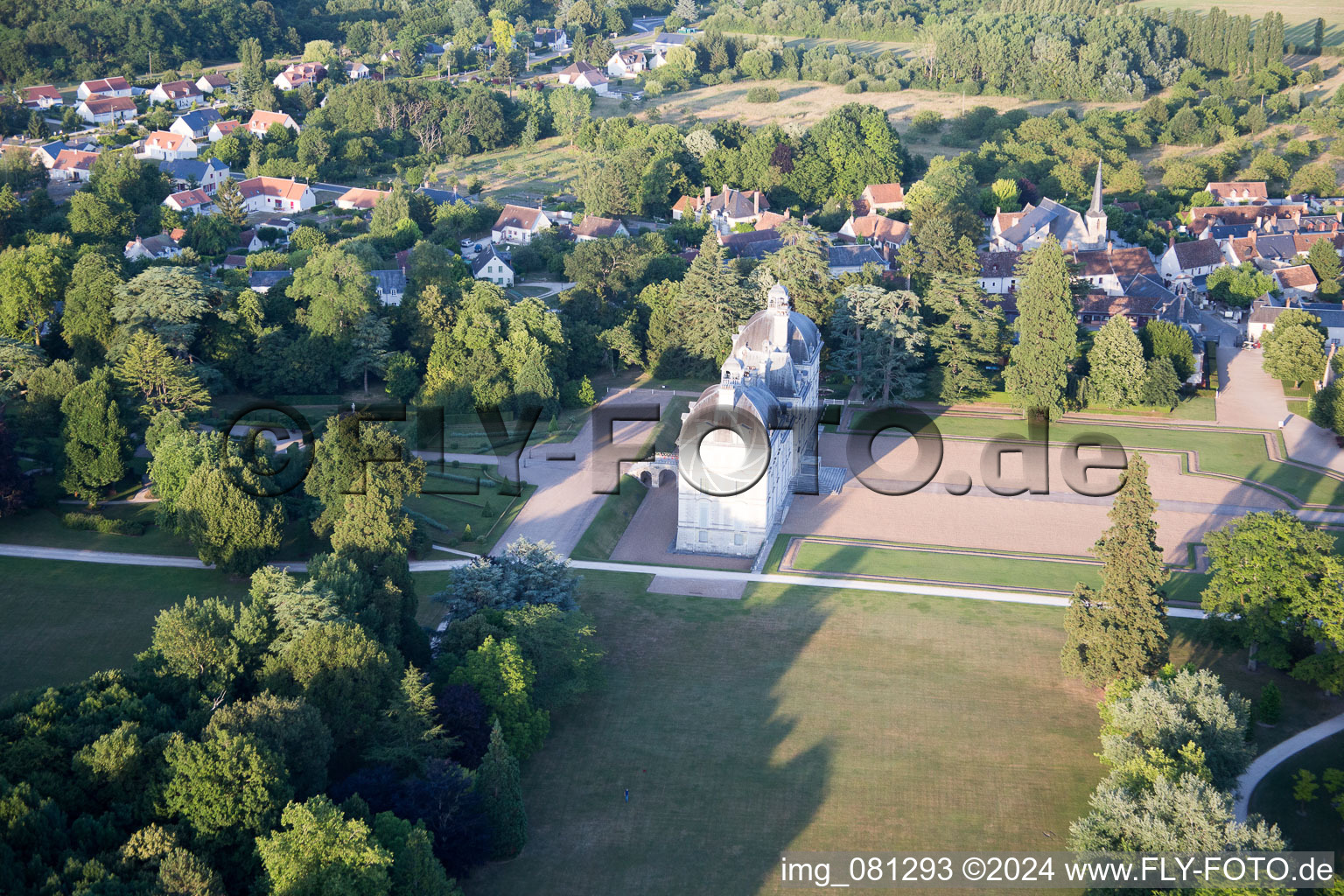 Ensemble châteaux du château Cheverny - Château de Cheverny à Cheverny dans le département Loir et Cher, France vue d'en haut