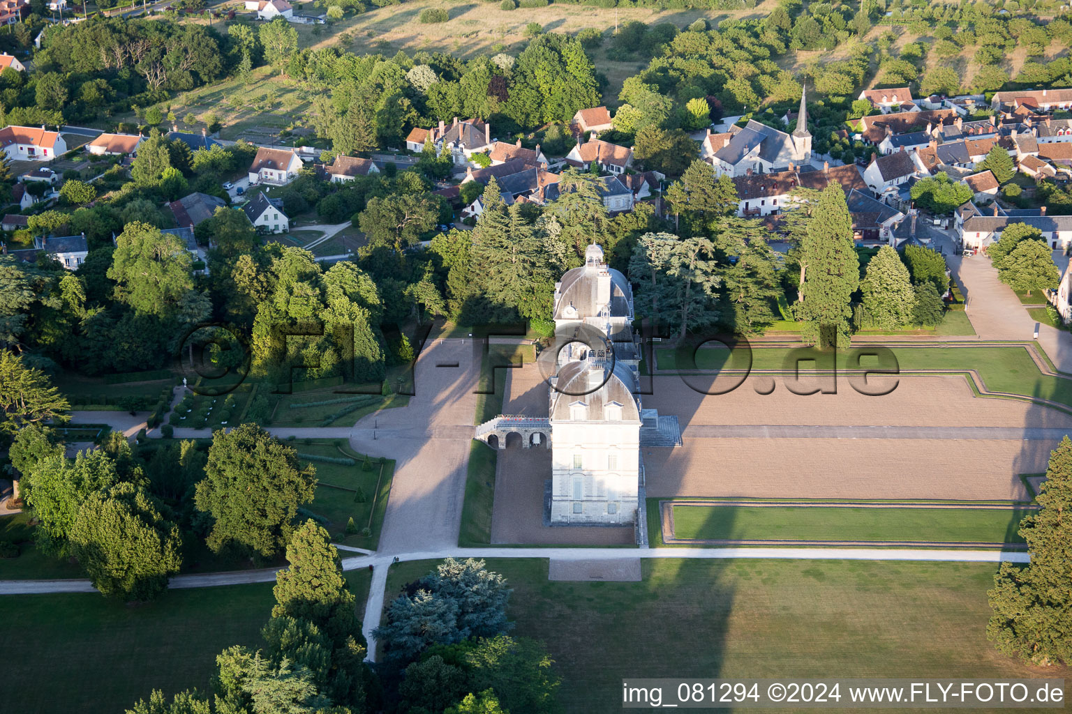 Ensemble châteaux du château Cheverny - Château de Cheverny à Cheverny dans le département Loir et Cher, France depuis l'avion