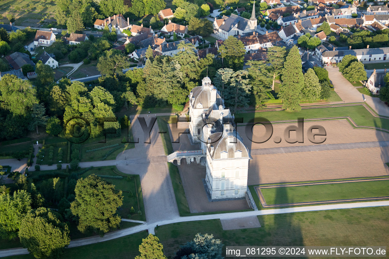 Vue d'oiseau de Ensemble châteaux du château Cheverny - Château de Cheverny à Cheverny dans le département Loir et Cher, France