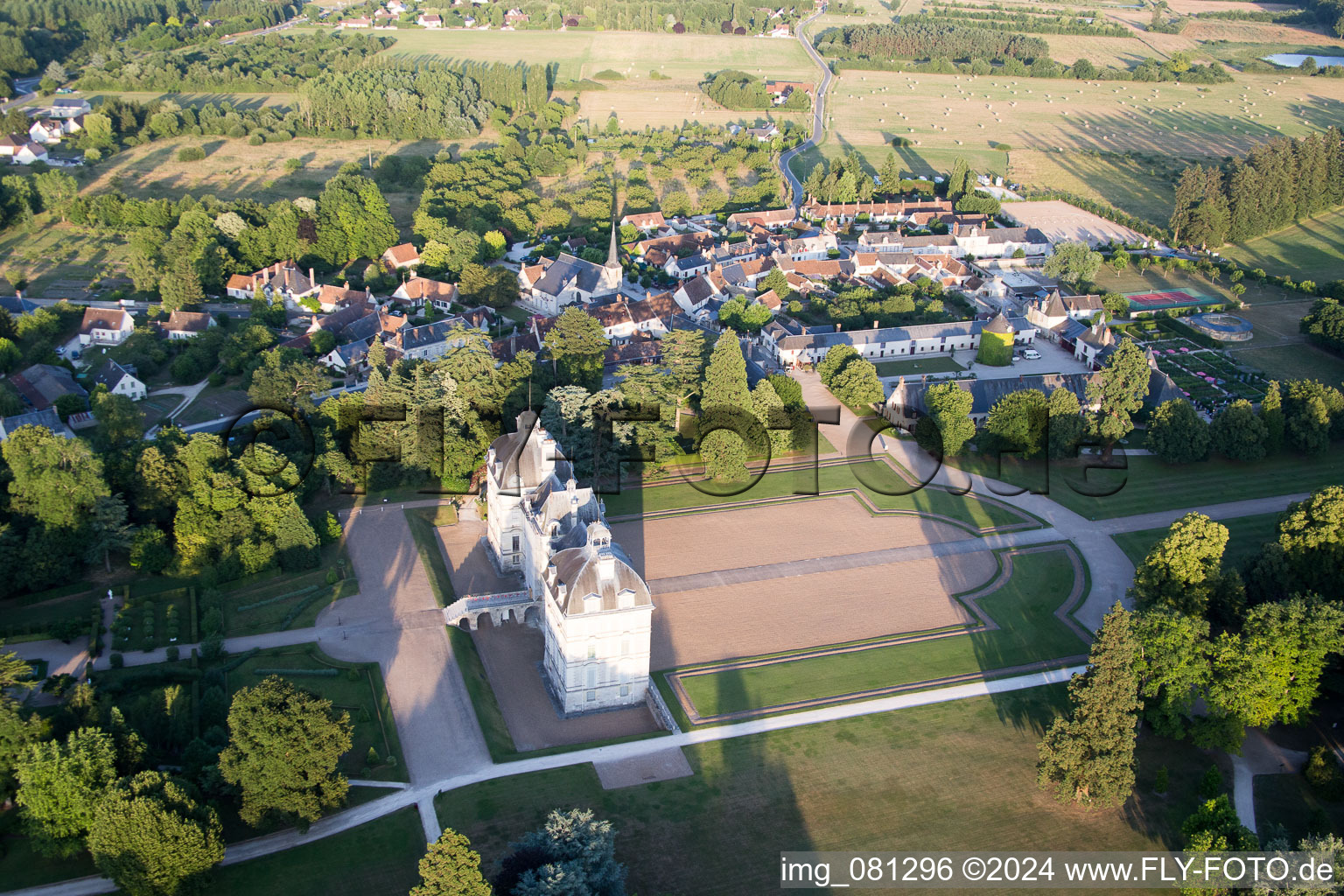 Ensemble châteaux du château Cheverny - Château de Cheverny à Cheverny dans le département Loir et Cher, France vue du ciel