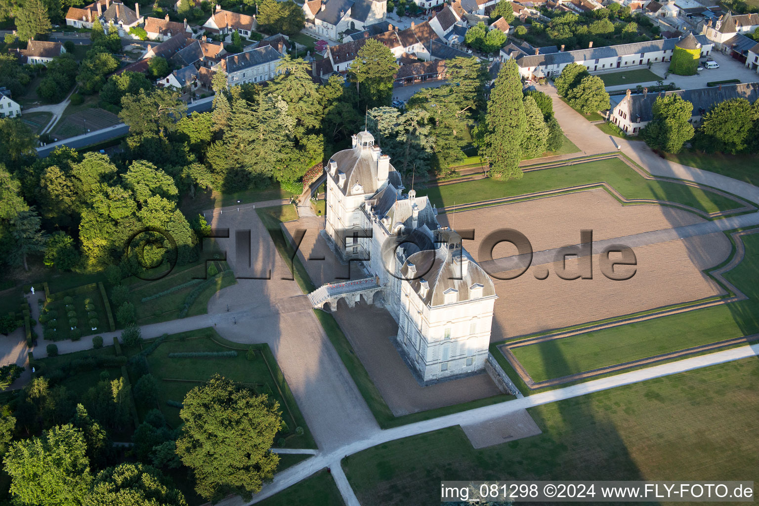 Enregistrement par drone de Ensemble châteaux du château Cheverny - Château de Cheverny à Cheverny dans le département Loir et Cher, France