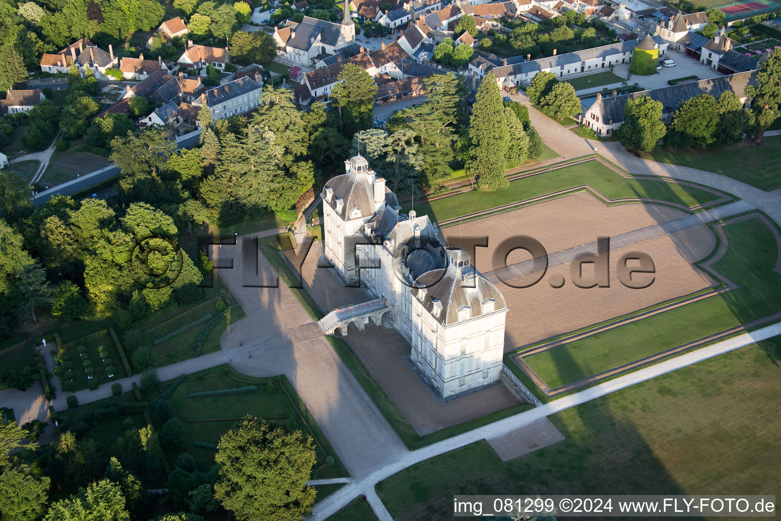 Image drone de Ensemble châteaux du château Cheverny - Château de Cheverny à Cheverny dans le département Loir et Cher, France