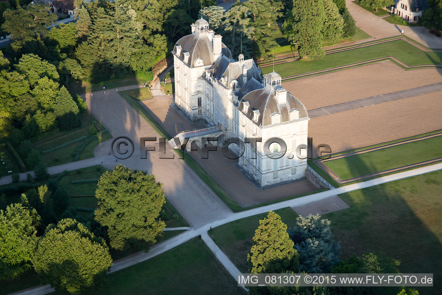 Ensemble châteaux du château Cheverny - Château de Cheverny à Cheverny dans le département Loir et Cher, France du point de vue du drone