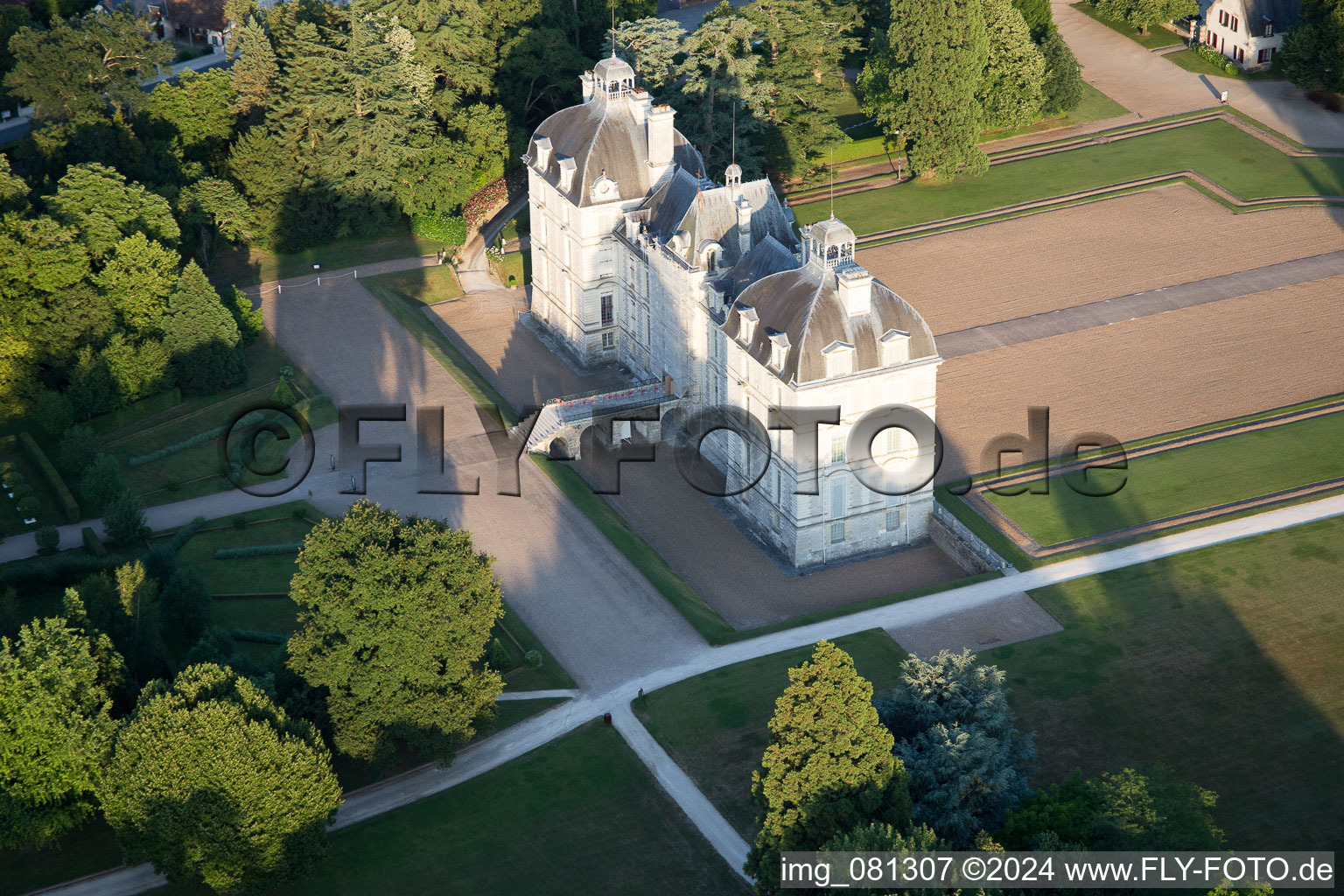 Ensemble châteaux du château Cheverny - Château de Cheverny à Cheverny dans le département Loir et Cher, France du point de vue du drone