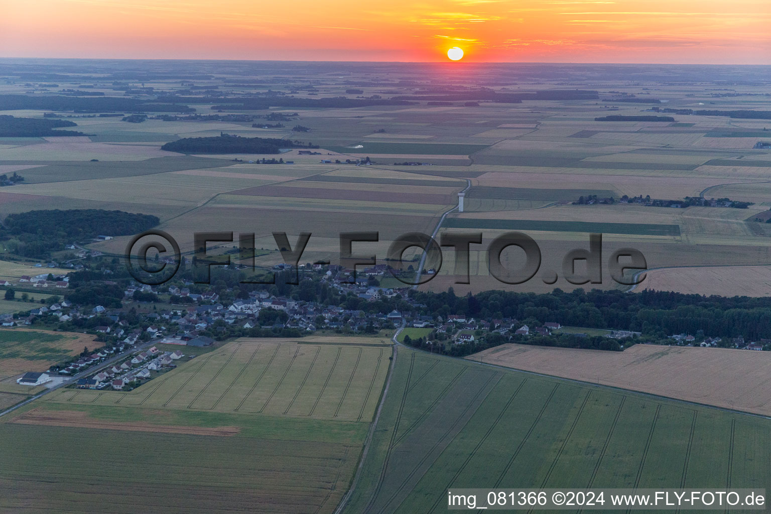 Vue aérienne de Coucher de soleil sur les paysages du Val de Loire à Saint-Bohaire dans le département Loir et Cher, France