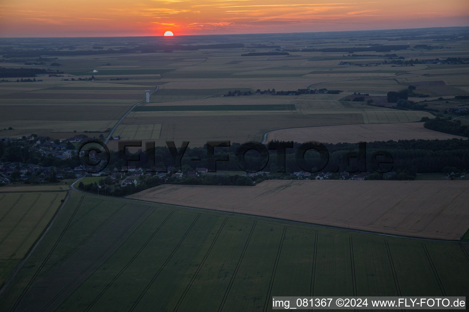 Vue aérienne de Coucher de soleil sur les paysages du Val de Loire à Landes-le-Gaulois dans le département Loir et Cher, France