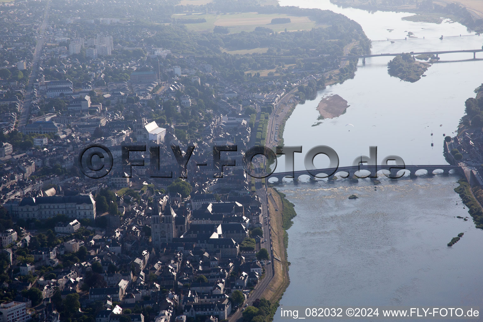 Blois dans le département Loir et Cher, France vu d'un drone