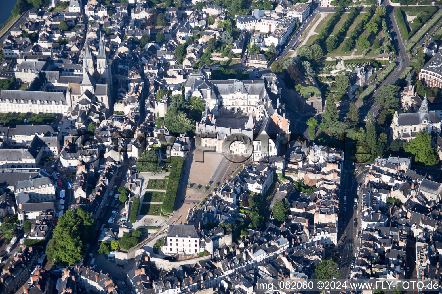 Blois dans le département Loir et Cher, France vu d'un drone