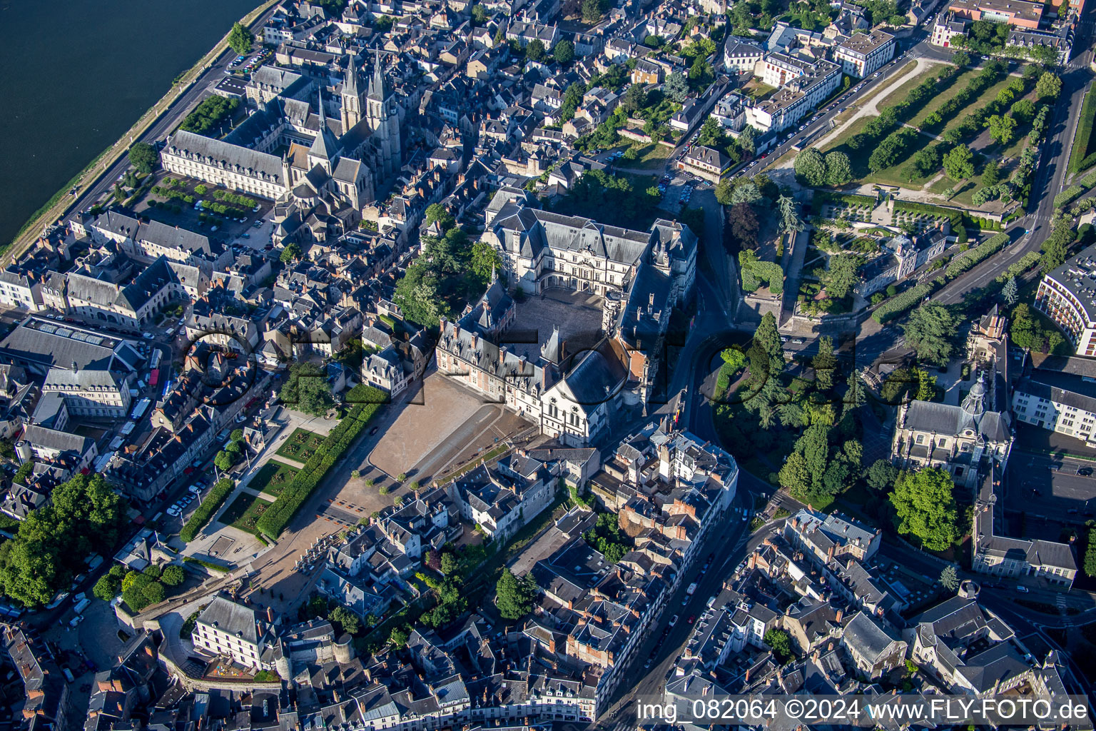 Vue aérienne de Ensemble châteaux du château Blois - Château Royal de Blois et le musée d'art Musée des Beaux-Arts à Blois dans le département Loir et Cher, France