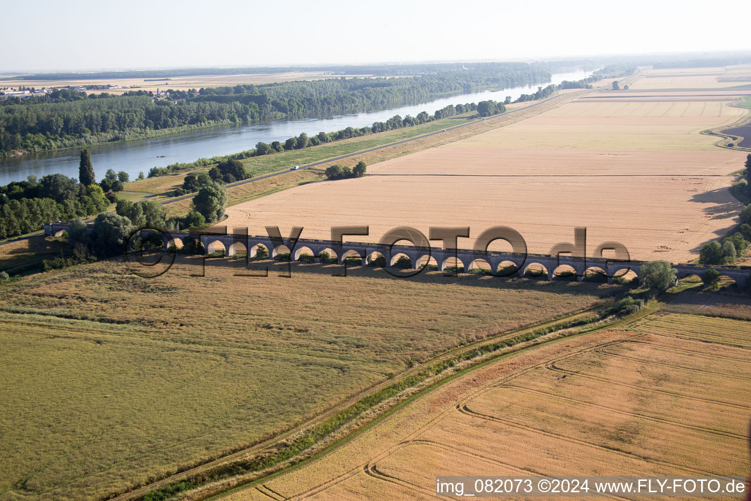 Vue aérienne de Viaduc à Vineuil/Loire à Vineuil dans le département Loir et Cher, France