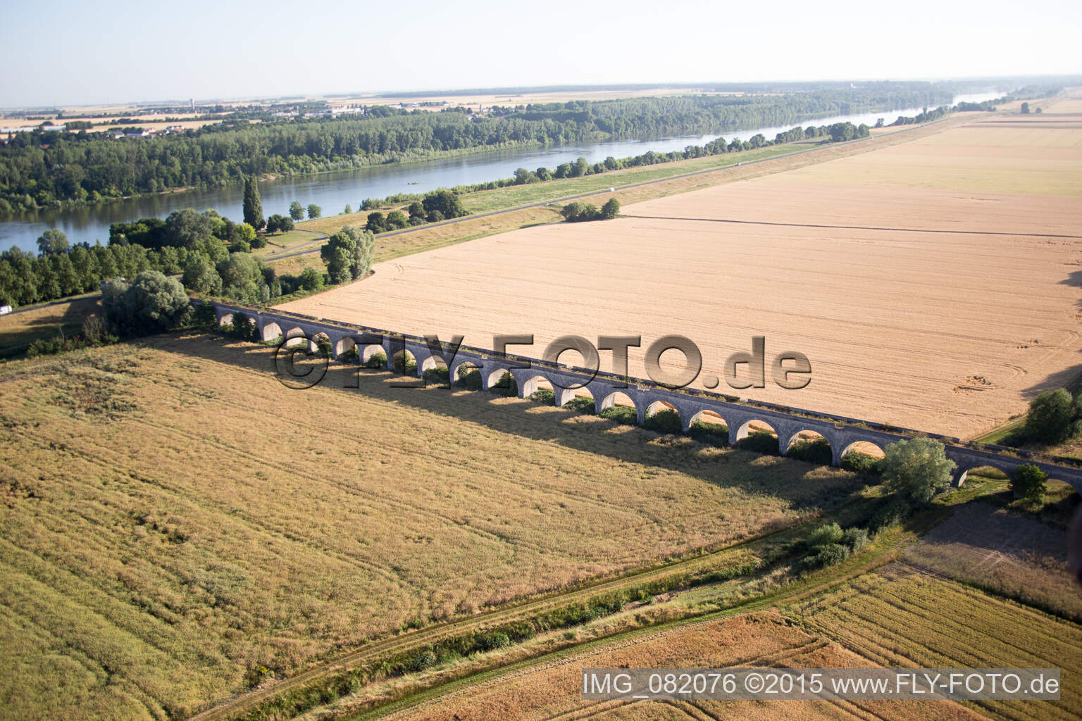 Viaduc à Vineuil/Loire à Vineuil dans le département Loir et Cher, France d'en haut