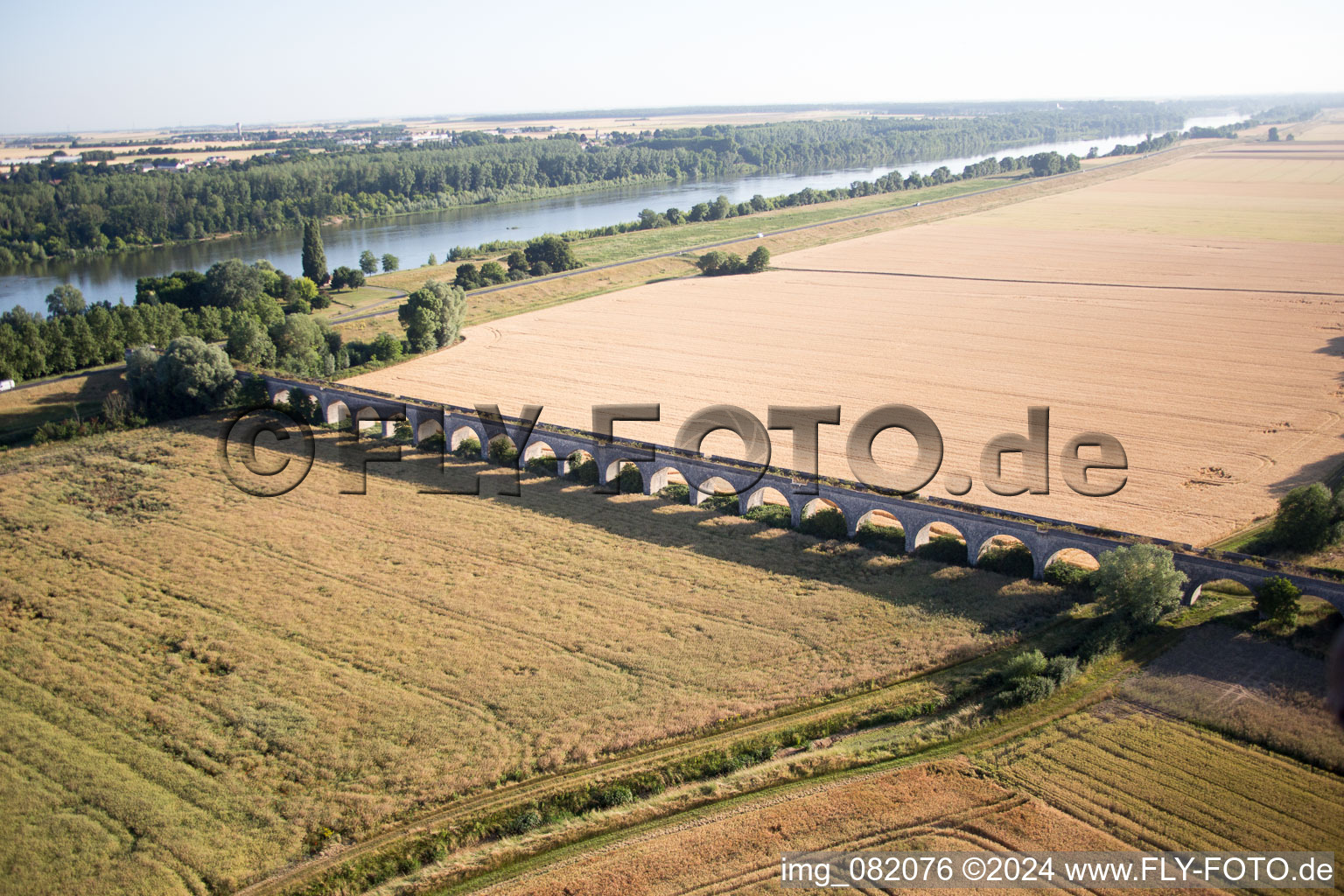 Viaduc à Vineuil/Loire à Vineuil dans le département Loir et Cher, France d'en haut