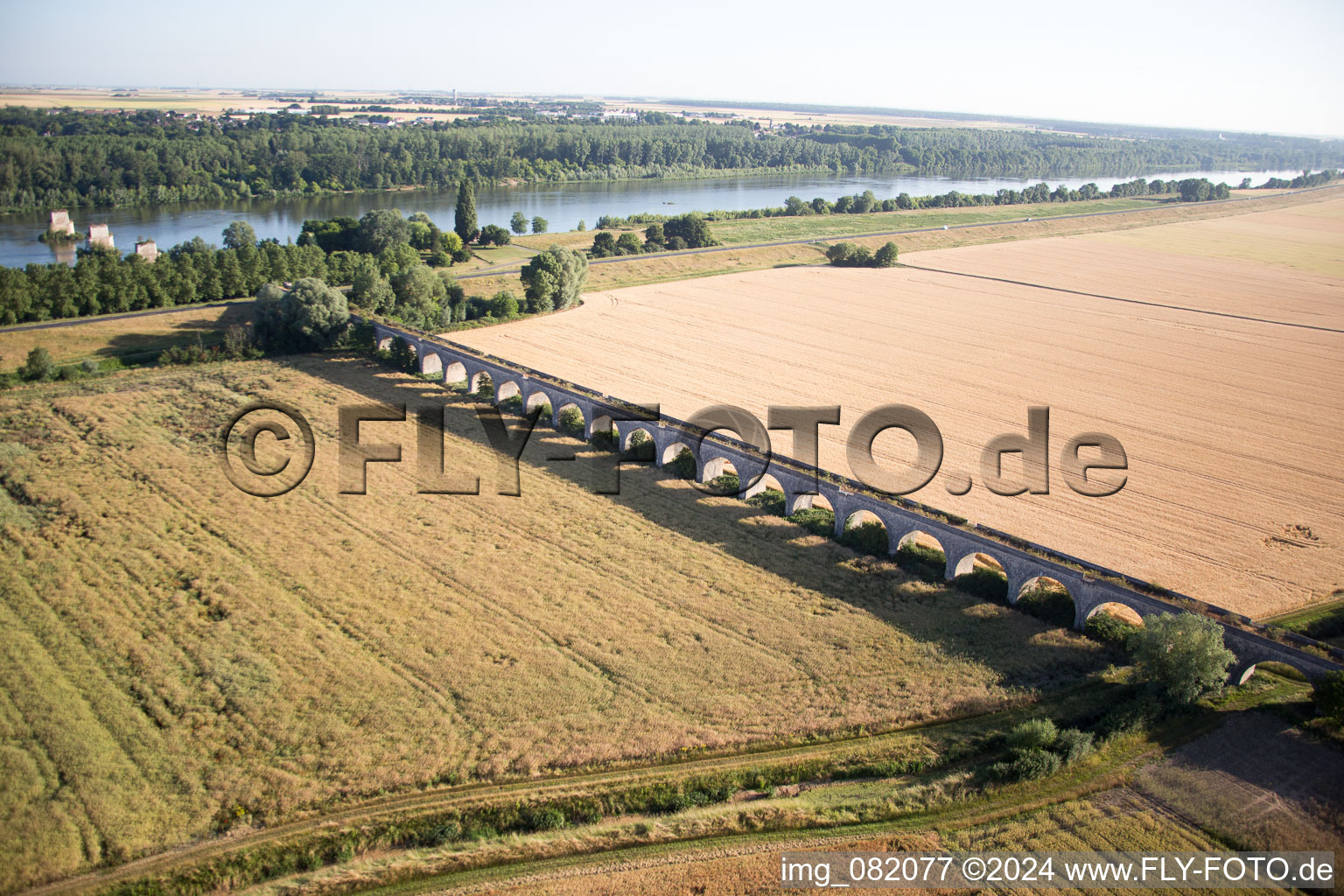 Viaduc à Vineuil/Loire à Vineuil dans le département Loir et Cher, France hors des airs