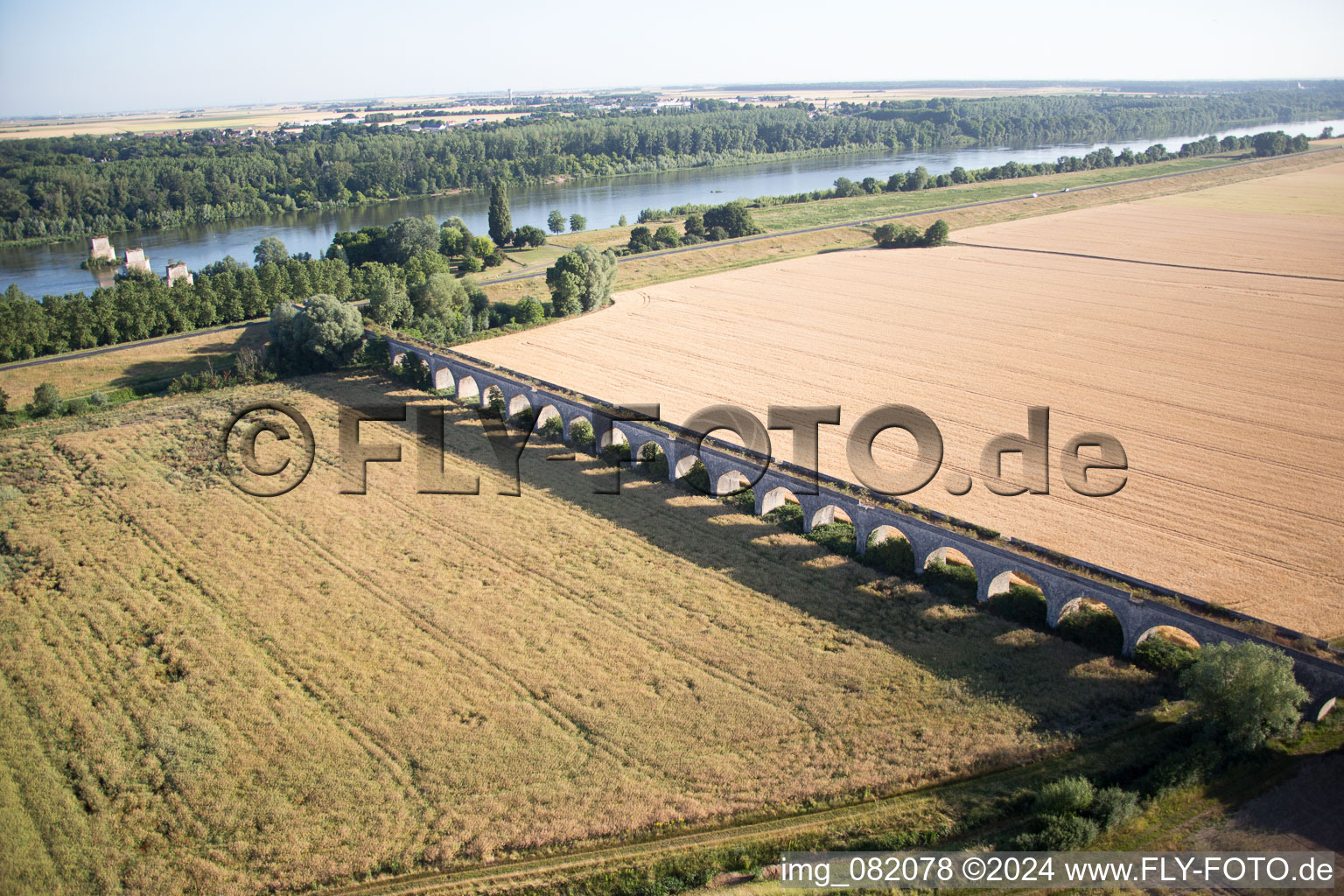 Viaduc à Vineuil/Loire à Vineuil dans le département Loir et Cher, France vue d'en haut