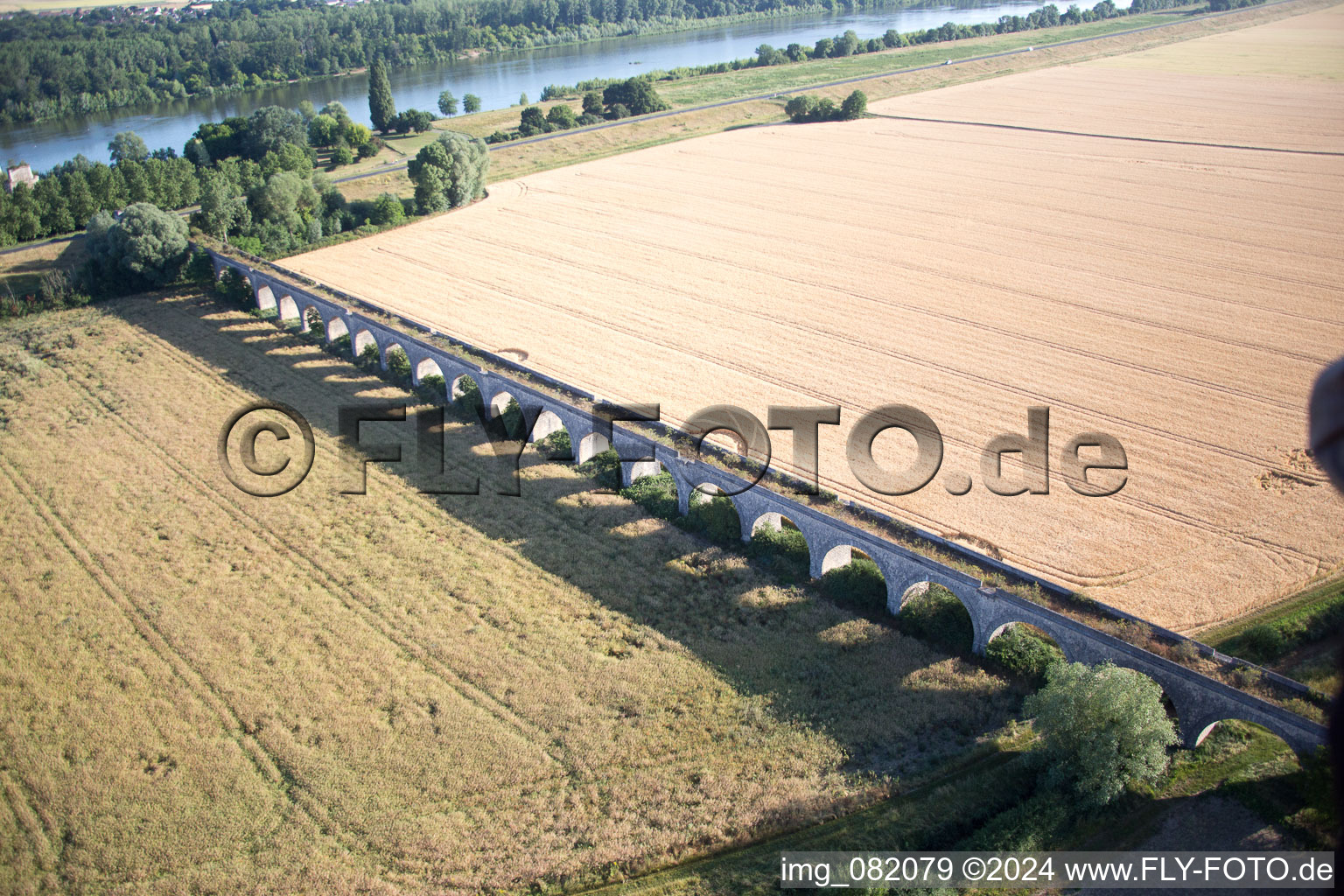 Viaduc à Vineuil/Loire à Vineuil dans le département Loir et Cher, France depuis l'avion