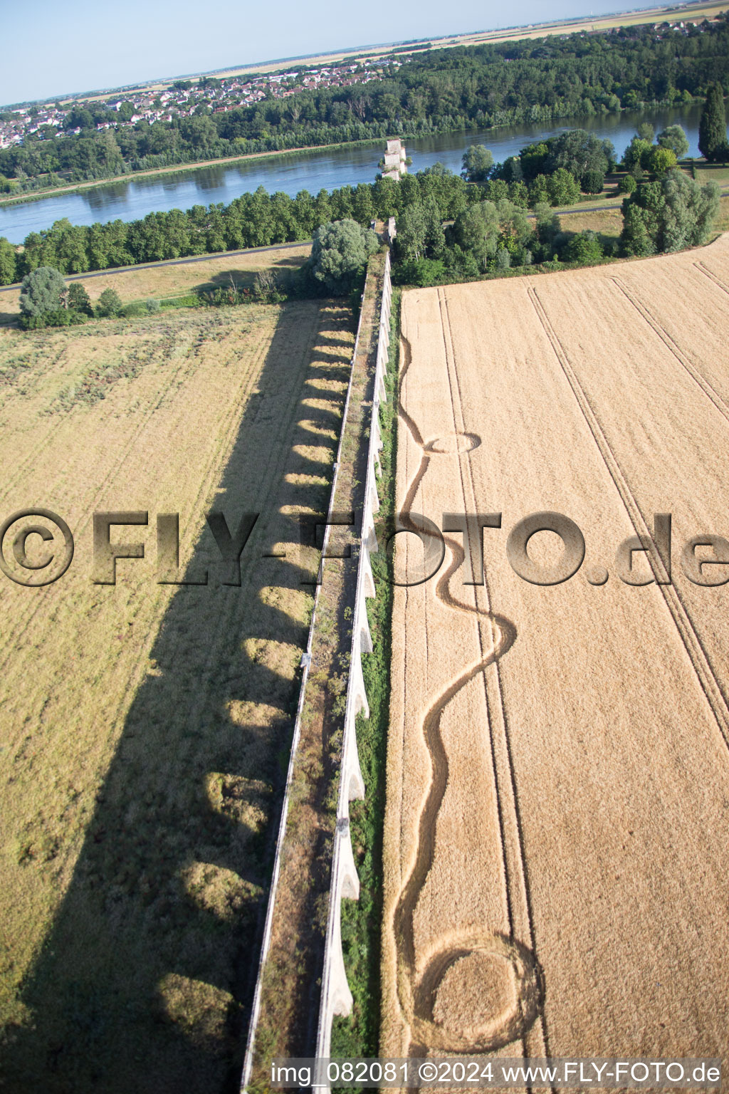 Viaduc à Vineuil/Loire à Vineuil dans le département Loir et Cher, France vue du ciel