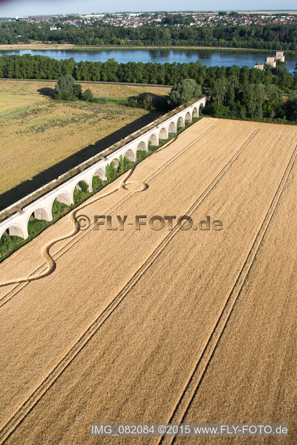 Viaduc à Vineuil/Loire à Vineuil dans le département Loir et Cher, France du point de vue du drone
